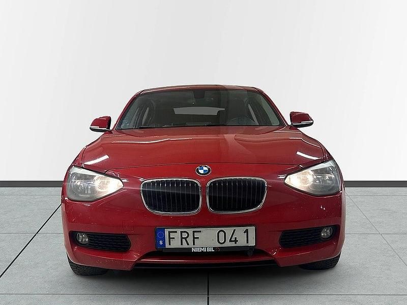 Begagnad BMW 118 143 HK (105 kW) 2013 Röd Halvkombi