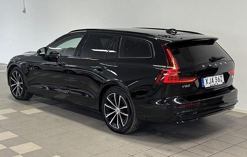 Begagnad Volvo V60 Plus 310 HK (228 kW) 2023 Svart Kombi