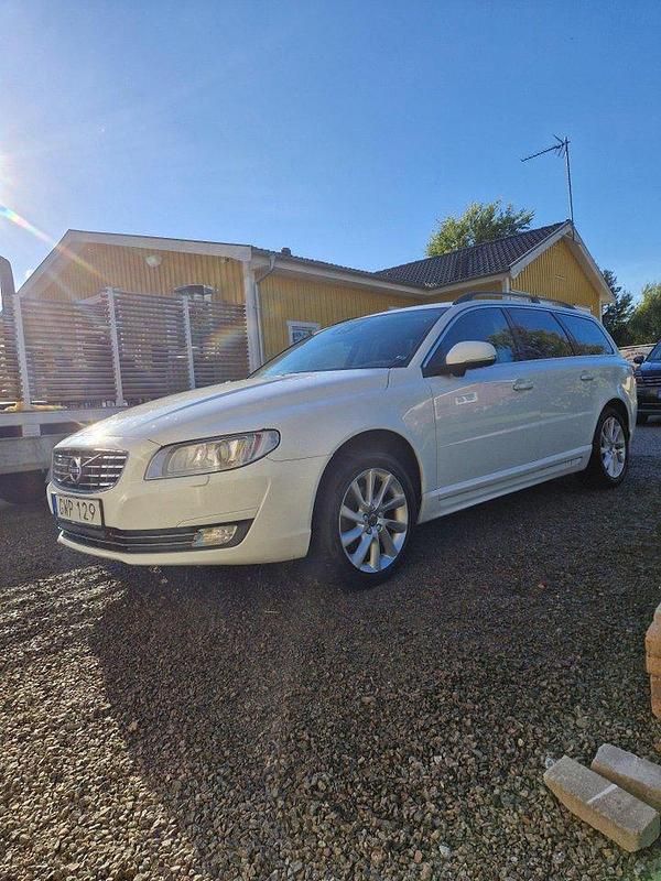 Vit Begagnad 2016 Volvo V70 Momentum Kombi | 105 000 kr (Marknadspris) - Bild 1/4