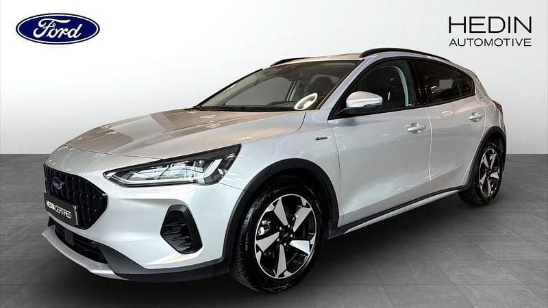 Grå (grey) Begagnad 2022 Ford Focus Halvkombi | 169 900 kr (Superpris) - Bild 1/4