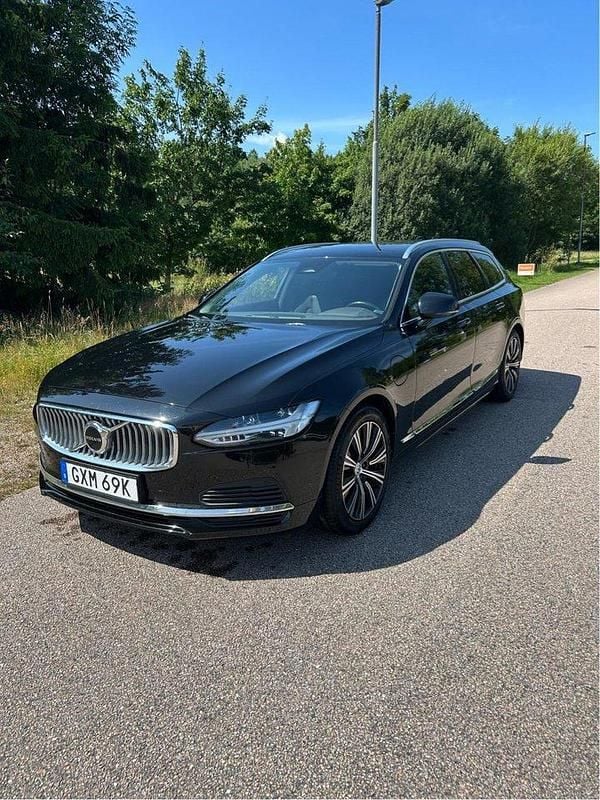 Svart Begagnad 2022 Volvo V90 Momentum Kombi | 319 000 kr (Marknadspris) - Bild 1/4