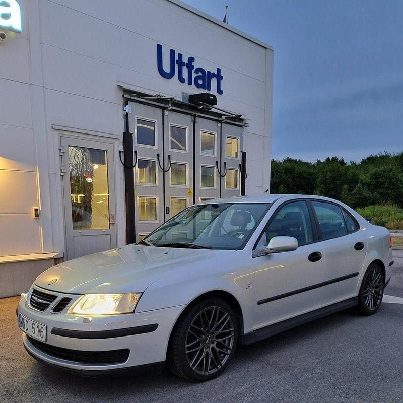 Grå Begagnad 2004 Saab 9-3 Sedan | 16 000 kr (Marknadspris) - Bild 1/4