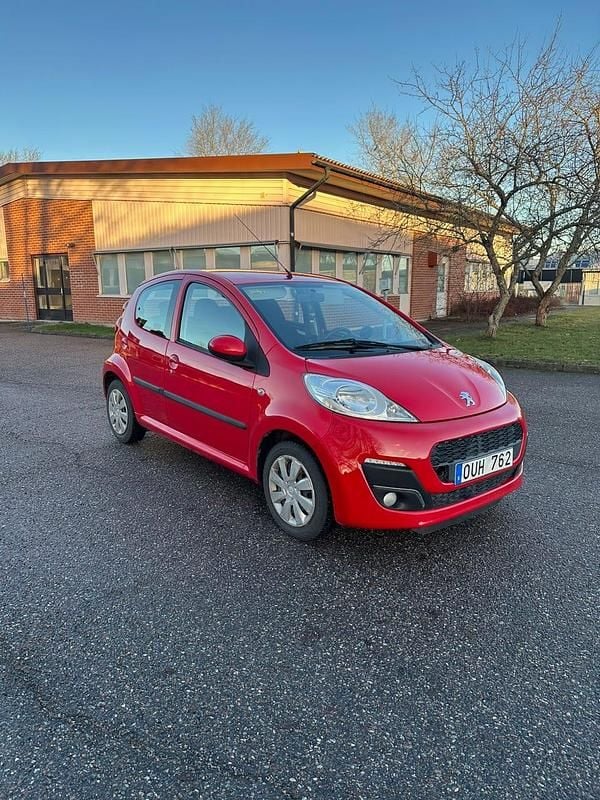 Begagnad 2013 Peugeot 107 Halvkombi | 62 800 kr (Marknadspris) - Bild 1/4