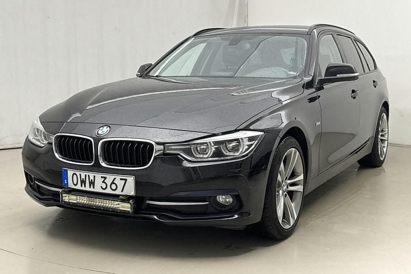 Svart Begagnad 2016 BMW 320 Sport Line Kombi | 164 900 kr (Superpris) - Bild 1/4