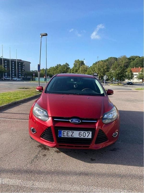 Röd Begagnad 2012 Ford Focus Titanium Halvkombi | 55 000 kr (Marknadspris) - Bild 1/4