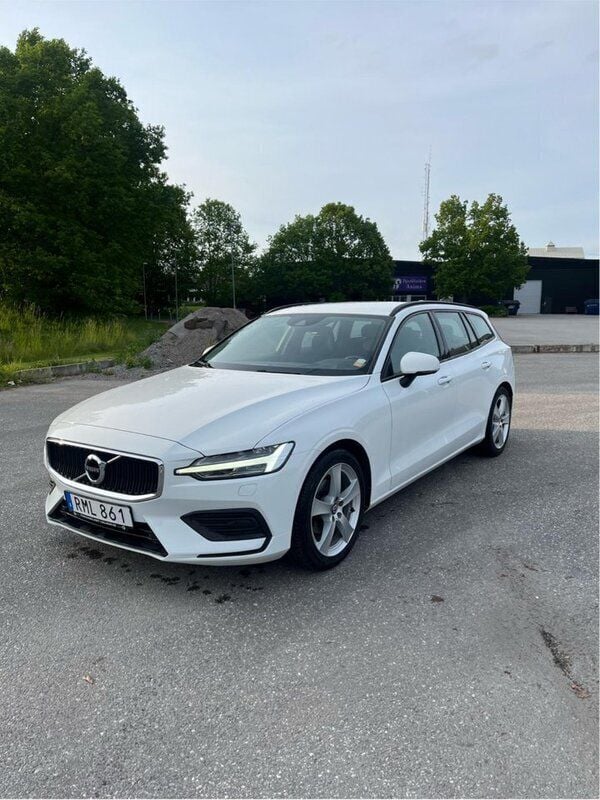 Vit Begagnad 2019 Volvo V60 Momentum Kombi | 235 000 kr (Marknadspris) - Bild 1/4
