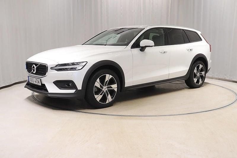 Vit Begagnad 2021 Volvo V60 CC Momentum Kombi | 314 800 kr (Marknadspris) - Bild 1/4