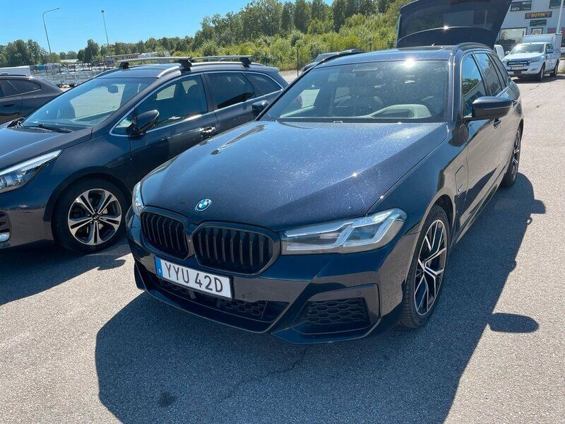 Svart (carbonsvart metallic) Begagnad 2023 BMW 530e M Sport Kombi | 375 000 kr (Bra pris) - Bild 1/2