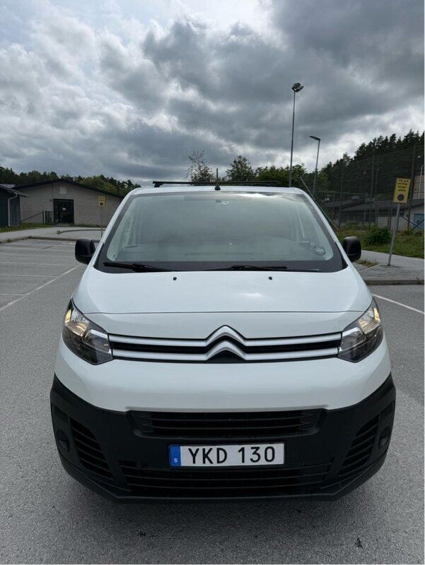 Vit Begagnad 2017 Citroën Jumpy Minibuss | 125 000 kr (Marknadspris) - Bild 1/4