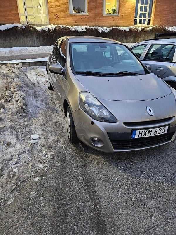 Begagnad 2011 Renault Clio II Halvkombi | 28 900 kr (Marknadspris) - Bild 1/4