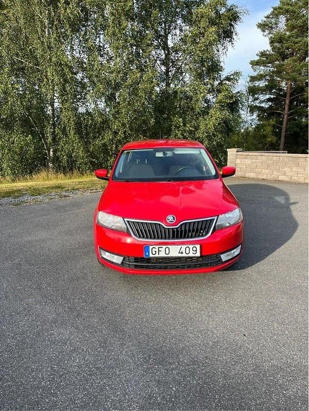 Röd Begagnad 2014 Skoda Rapid Halvkombi | 65 000 kr (Marknadspris) - Bild 1/4