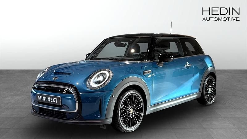Blå (blue) Begagnad 2023 Mini Cooper SE Halvkombi | 248 700 kr (Marknadspris) - Bild 1/4