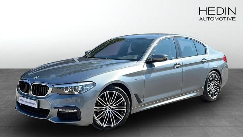 Blå (grey) Begagnad 2018 BMW 530 M Sport Sedan | 328 700 kr (Marknadspris) - Bild 1/4