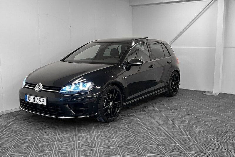 Svart Begagnad 2016 VW Golf VII R Halvkombi | 289 700 kr (Dyr) - Bild 1/4