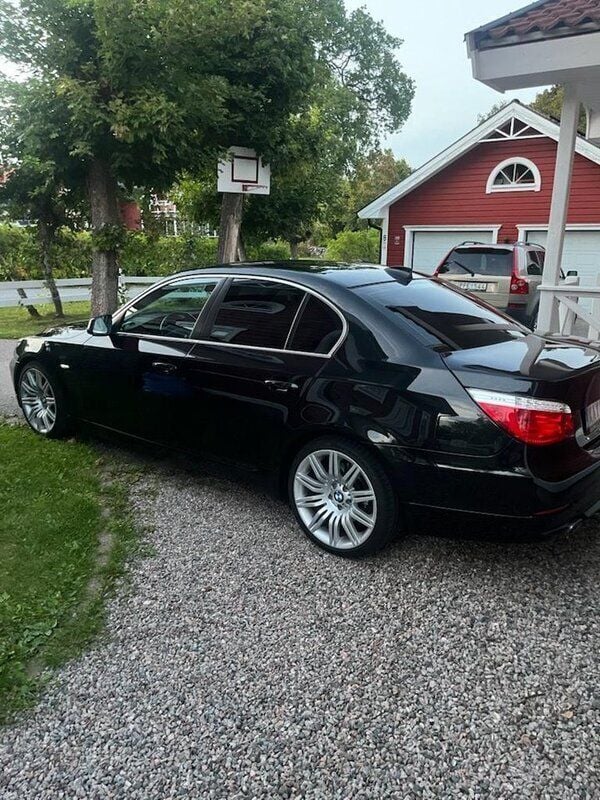 Svart Begagnad 2010 BMW 520 M Sport Sedan | 80 000 kr (Superpris) - Bild 1/4