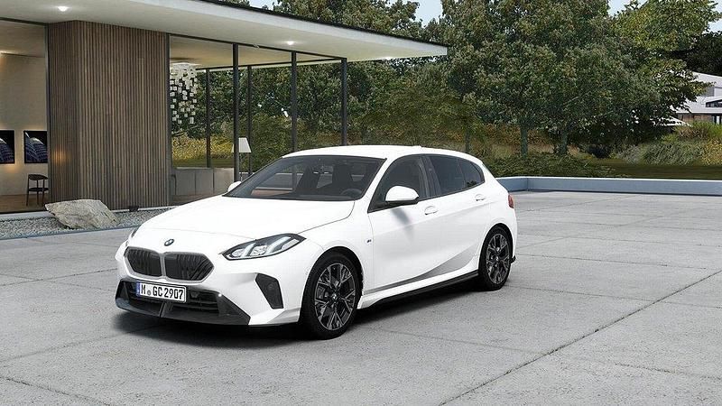 Vit Ny 2025 BMW 120 M Sport Halvkombi | 435 800 kr (Marknadspris) - Bild 1/4