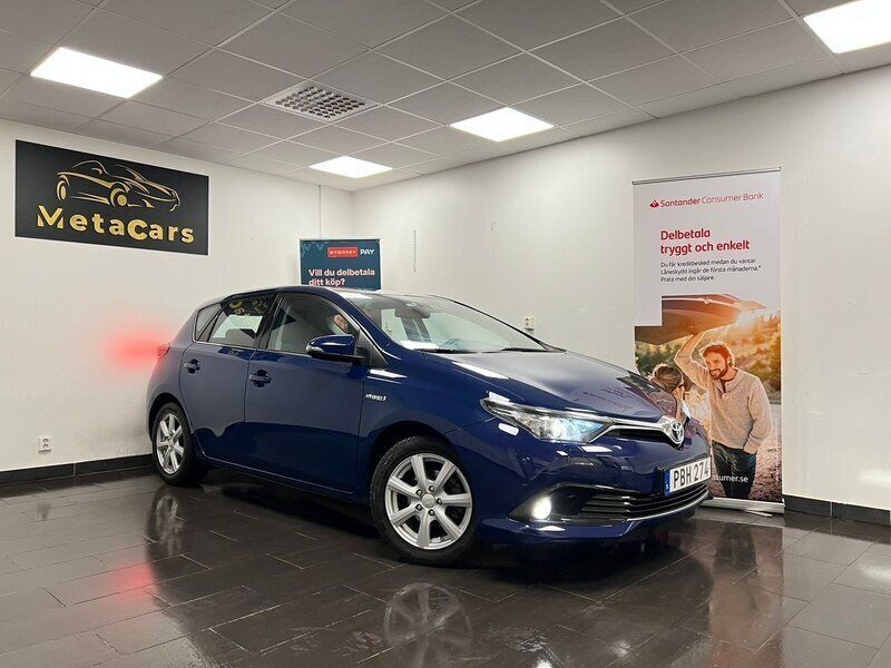 Mörkblå (blå) Begagnad 2016 Toyota Auris Hybrid Active Halvkombi | 159 900 kr (Marknadspris) - Bild 1/4