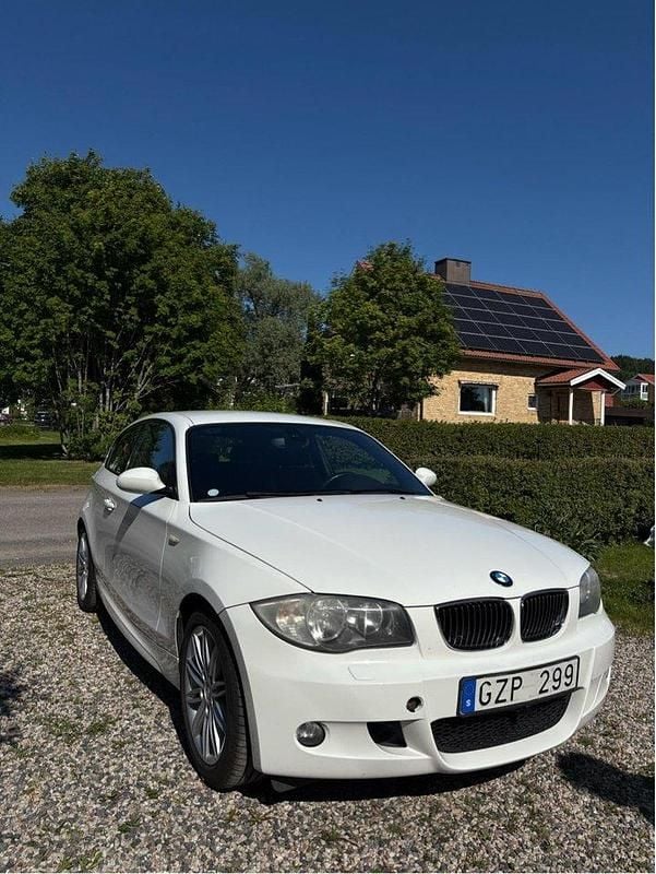 Vit Begagnad 2008 BMW 118 Halvkombi | 60 000 kr (Marknadspris) - Bild 1/4