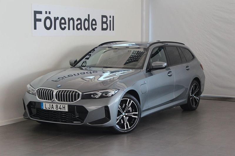 Grå Begagnad 2024 BMW 330e M Sport Kombi | 489 000 kr (Bra pris) - Bild 1/4
