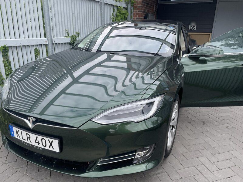 Grå Begagnad 2018 Tesla Model S Sedan | 379 000 kr (Lite dyr) - Bild 1/4