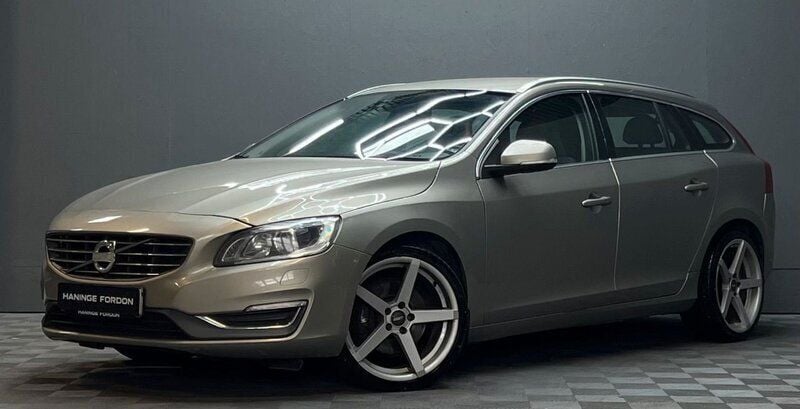 Ljusbrun (brun) Begagnad 2015 Volvo V60 Summum Kombi | 149 900 kr (Marknadspris) - Bild 1/4