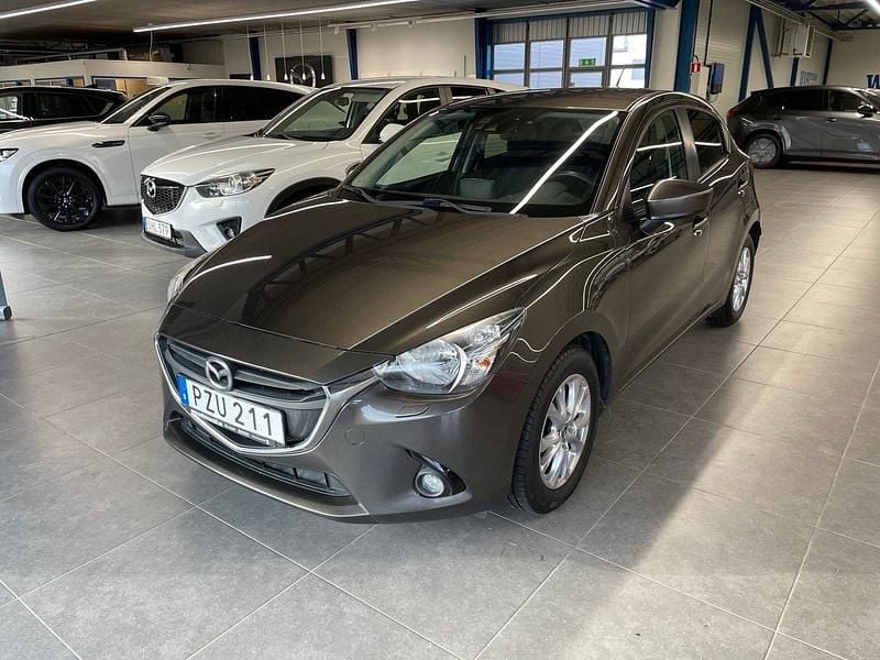 Brun Begagnad 2015 Mazda 2 Vision Halvkombi | 109 900 kr (Marknadspris) - Bild 1/4