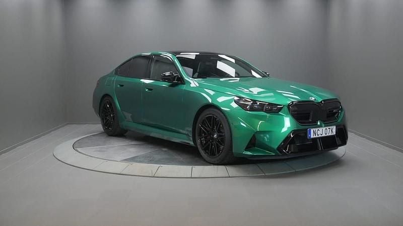 Grön Begagnad 2024 BMW M5 Comfort Edition Sedan | 1 549 000 kr - Bild 1/4