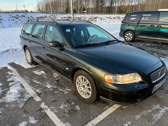 Begagnad Volvo V70 140 HK (102 kW) 2005 Grön metallic Kombi