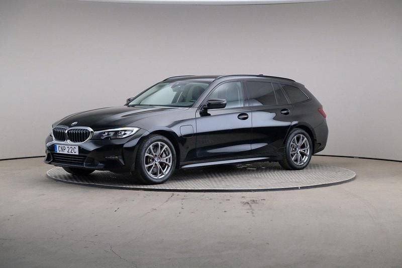Svart (svart (solid)) Begagnad 2020 BMW 330e Comfort Edition Kombi | 259 000 kr (Bra pris) - Bild 1/4