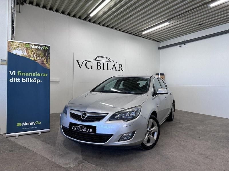 Grå Begagnad 2011 Opel Astra Enjoy Halvkombi | 35 000 kr (Lite dyr) - Bild 1/4