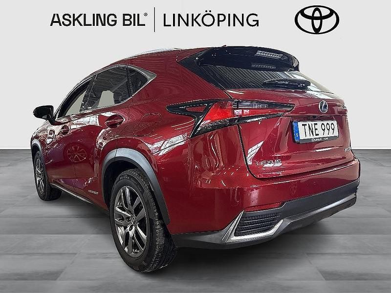 Begagnad Lexus NX300h Executive Line 197 HK (144 kW) 2018 Röd SUV