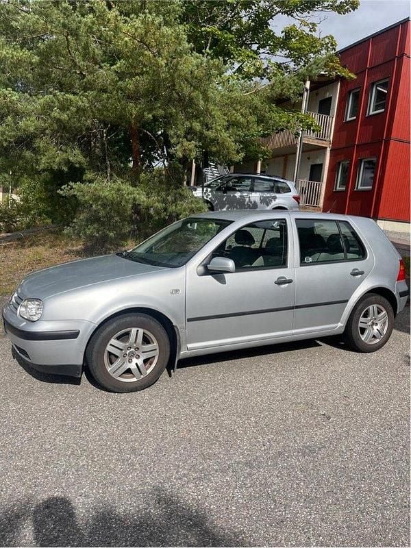 Silver Begagnad 2003 VW Golf IV Basis Halvkombi | 18 500 kr (Bra pris) - Bild 1/4
