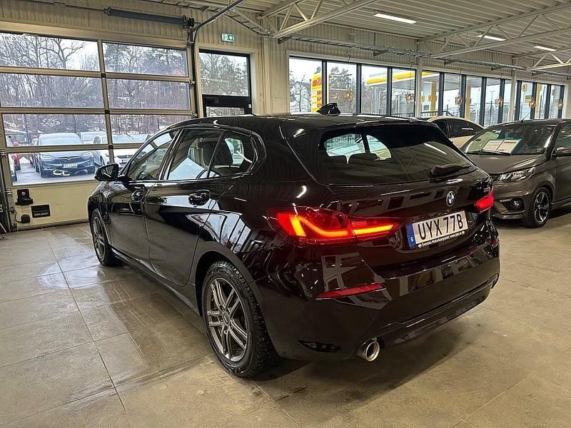 Begagnad BMW 118 Sport Line 136 HK (100 kW) 2020 Svart Halvkombi