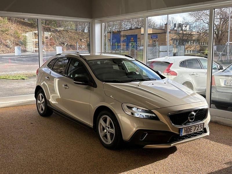 Brun Begagnad 2017 Volvo V40 CC Momentum Kombi | 144 900 kr (Marknadspris) - Bild 1/4