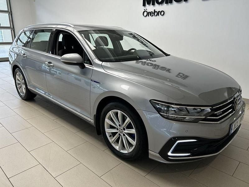 Silver (pyrit silver metallic) Begagnad 2022 VW Passat GTE Kombi | 299 000 kr (Marknadspris) - Bild 1/4