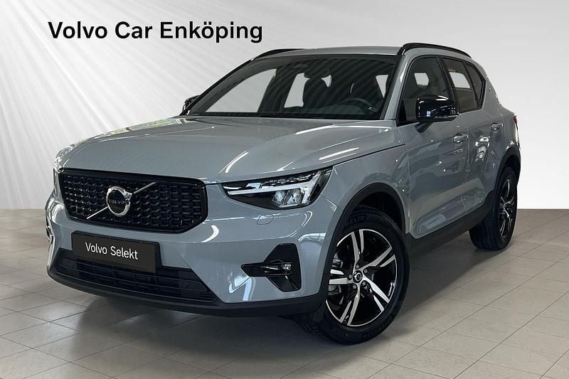 Grå Begagnad 2024 Volvo XC40 Plus SUV | 374 900 kr (Bra pris) - Bild 1/4