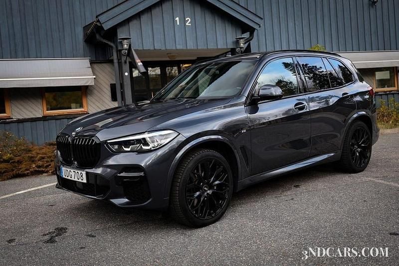 Grå Begagnad 2021 BMW X5 M Sport SUV | 699 900 kr (Marknadspris) - Bild 1/4