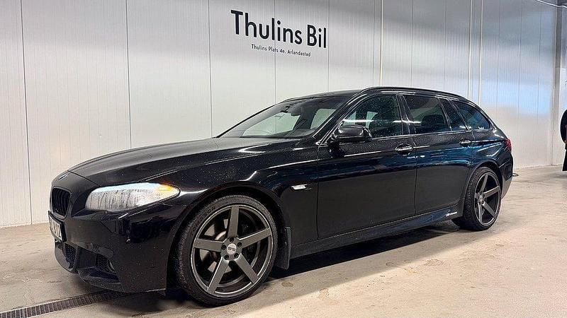 Svart Begagnad 2011 BMW 530 M Sport Kombi | 79 900 kr (Superpris) - Bild 1/4