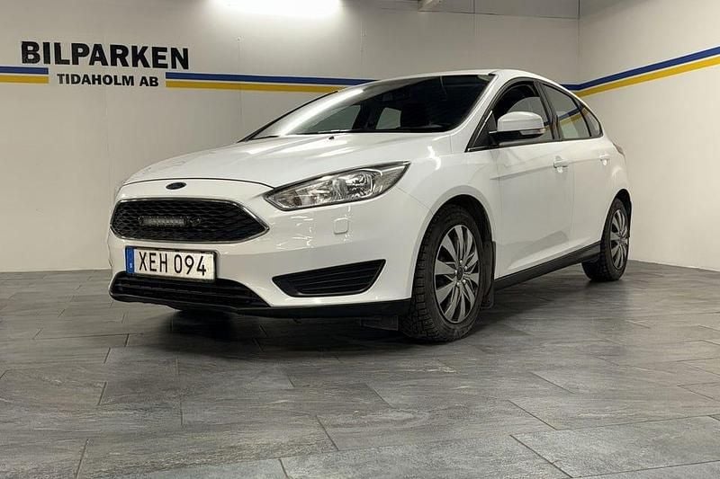 Vit Begagnad 2016 Ford Focus Trend Halvkombi | 84 500 kr (Marknadspris) - Bild 1/4