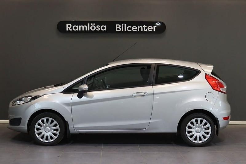 Grå Begagnad 2013 Ford Fiesta Trend Halvkombi | 59 900 kr (Marknadspris) - Bild 1/4