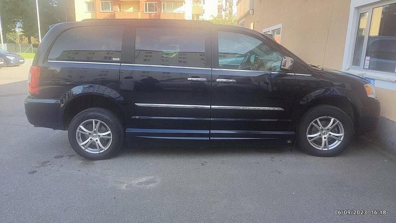 Svart Begagnad 2011 Chrysler Town & Country Minibuss | 69 000 kr (Lite dyr) - Bild 1/4