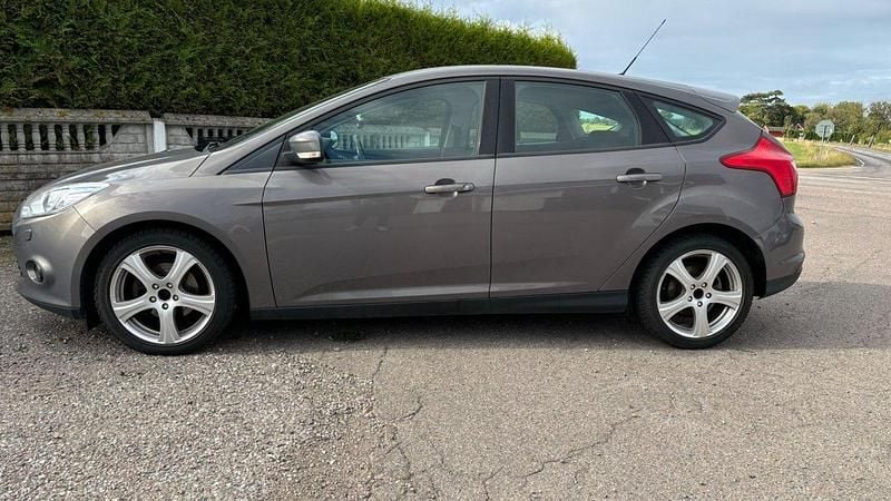Brun Begagnad 2013 Ford Focus Trend Halvkombi | 49 900 kr (Marknadspris) - Bild 1/4