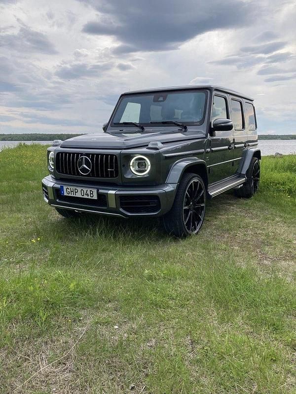 Grå Begagnad 2024 Mercedes G63 AMG AMG SUV | 1 950 000 kr (Dyr) - Bild 1/4