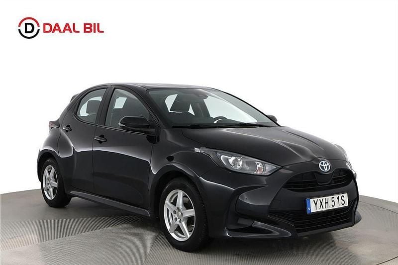 Begagnad Toyota Yaris 2021 Svart Halvkombi