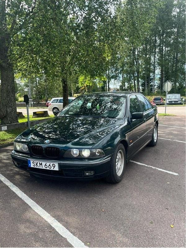 Grön Begagnad 2001 BMW 520 Sedan | 34 900 kr - Bild 1/4