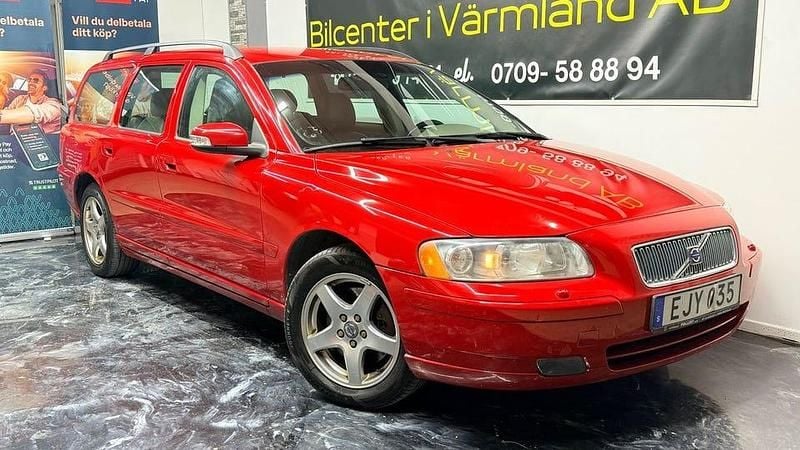 Begagnad Volvo V70 163 HK (119 kW) 2007 Röd Kombi