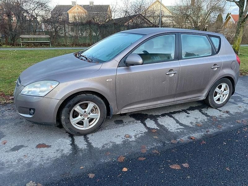 Grå Begagnad 2007 Kia Ceed EX Halvkombi | 19 900 kr (Lite dyr) - Bild 1/4