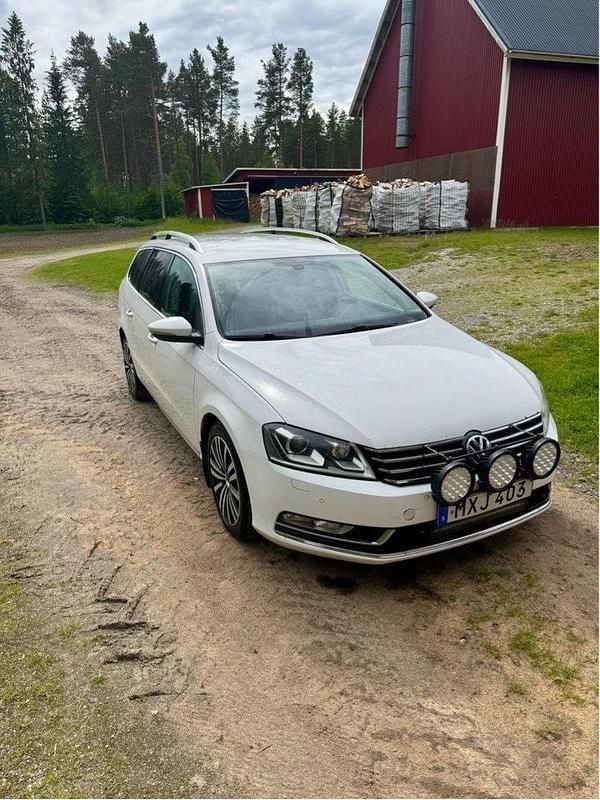Vit Begagnad 2013 VW Passat GT Kombi | 35 000 kr (Superpris) - Bild 1/4