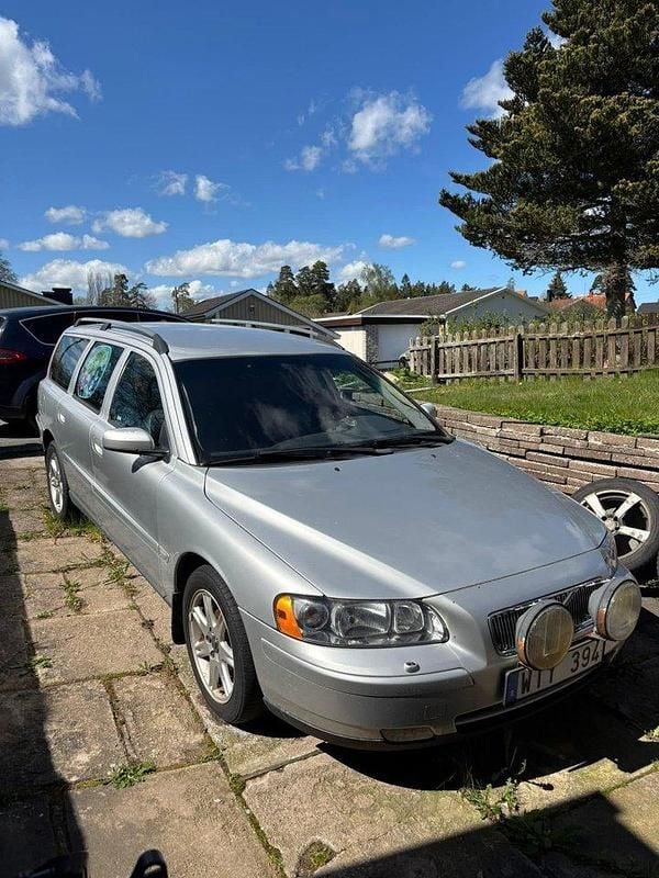 Grå Begagnad 2005 Volvo V70 Kinetic Kombi | 15 000 kr (Bra pris) - Bild 1/4