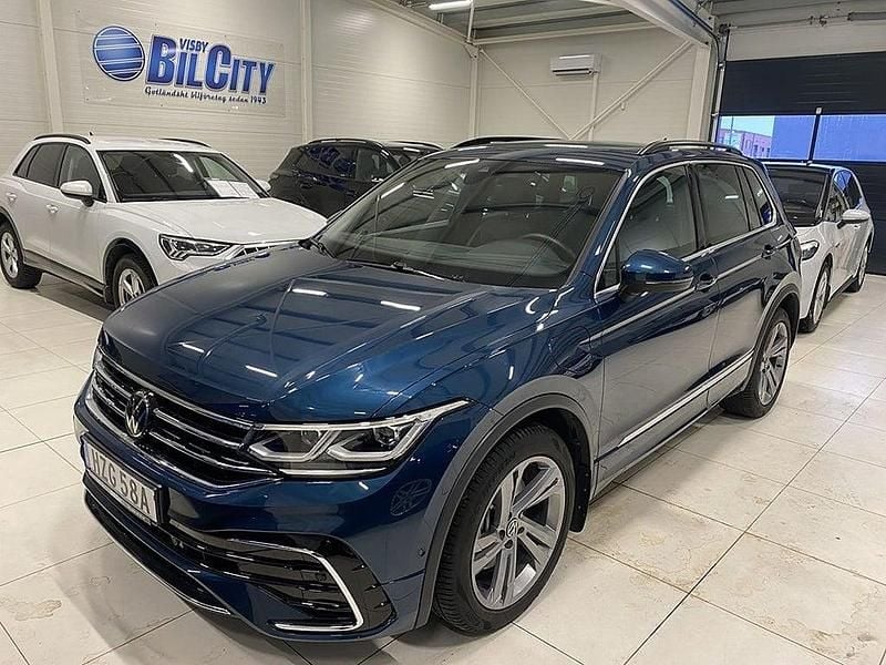 Mörkblå Begagnad 2023 VW Tiguan R-line SUV | 479 000 kr - Bild 1/4